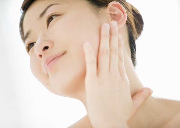 Vùng da cổ trắng sáng, căng mịn sẽ giúp phái đẹp ghi điểm với người đối diện Vùng da cổ trắng sáng, căng mịn sẽ giúp phái đẹp ghi điểm với người đối diện