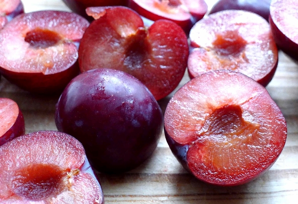 Một quả mận ch&iacute;n chứa tới 26% vitamin C, 13% vitamin K v&agrave; 11% vitamin A