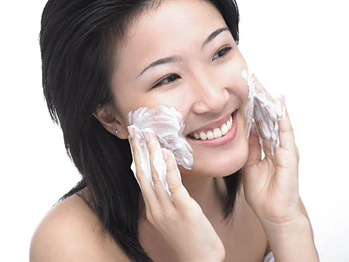 Rửa mặt bằng nước ấm l&agrave; biện ph&aacute;p chăm s&oacute;c da, bảo vệ da an toan
