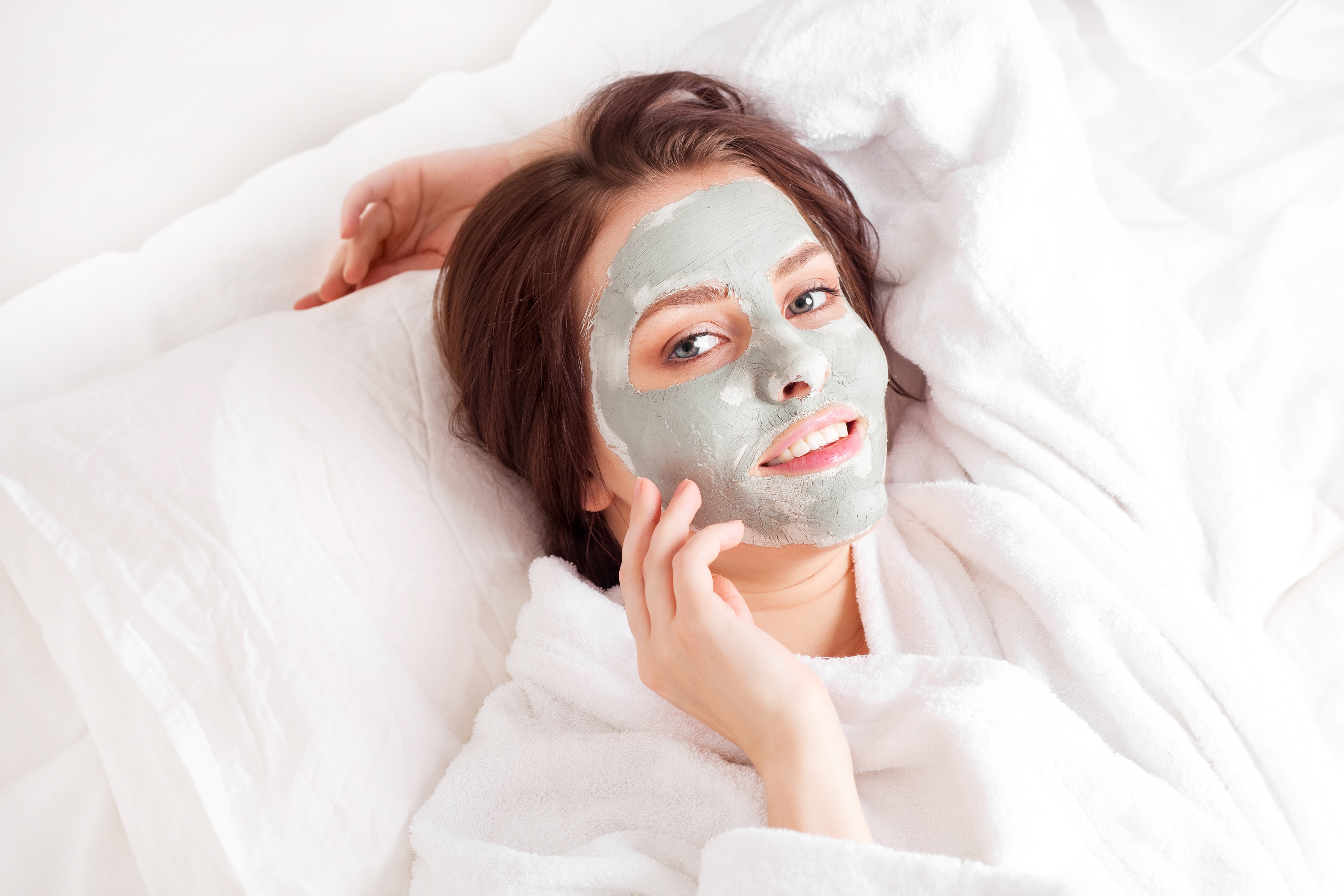 Đất s&eacute;t h&uacute;t b&atilde; nhờn tr&ecirc;n bề mặt da dầu rất tốt