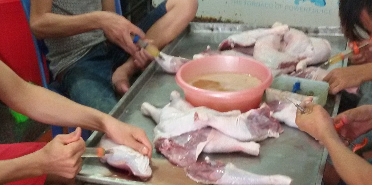 Thực phẩm bẩn: Quy tr&igrave;nh sản xuất ch&acirc;n gi&ograve; muối tại một cơ sở sản xuất thủ c&ocirc;ng