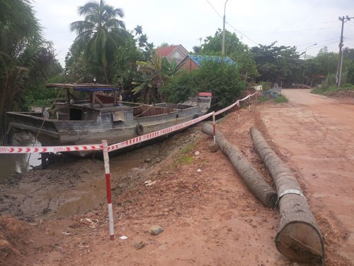 Hiện trường 2 chị em chết đuối dưới hố c&ocirc;ng tr&igrave;nh, hố s&acirc;u nhưng r&agrave;o chắn rất sơ s&agrave;i