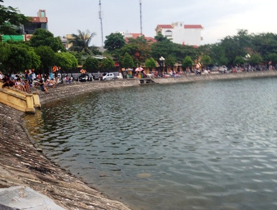 Thanh ni&ecirc;n chết đuối ở hồ Ch&ugrave;a Bầu khi thi bơi với bạn sau bữa ăn