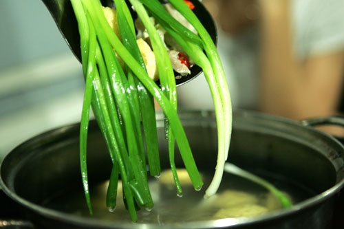 N&ecirc;n sử dụng h&agrave;nh l&aacute; trong c&aacute;c bữa ăn h&agrave;ng ng&agrave;y