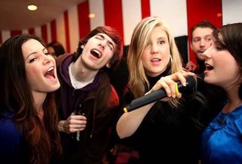H&aacute;t karaoke ngay sau khi ăn l&agrave; một trong c&aacute;c nguy&ecirc;n nh&acirc;n g&acirc;y đau dạ d&agrave;y