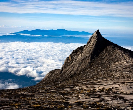 N&uacute;i thi&ecirc;ng Kinabalu, bang Sabah, Malaysia l&agrave; nơi nh&oacute;m du kh&aacute;ch nước ngo&agrave;i chọn để chụp ảnh khỏa th&acirc;n