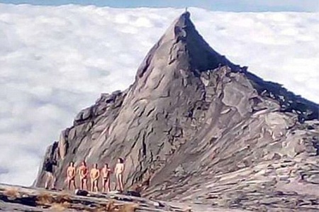 H&agrave;nh động chụp ảnh khỏa th&acirc;n tr&ecirc;n n&uacute;i thi&ecirc;ng khiến người d&acirc;n Malaysia v&ocirc; c&ugrave;ng phẫn nộ