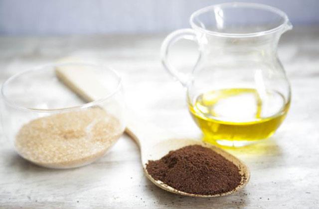 L&agrave;m đẹp bằng c&agrave; ph&ecirc; kết hợp với dầu dừa gi&uacute;p loại bỏ n&aacute;m, t&agrave;n nhang