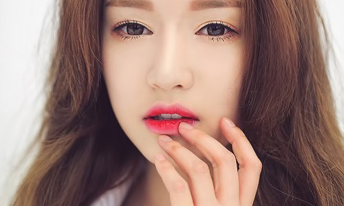 Kh&ocirc;ng chỉ l&agrave;m đẹp da, chanh c&ograve;n gi&uacute;p đ&ocirc;i m&ocirc;i th&ecirc;m căng mọng, v&agrave; mềm mại