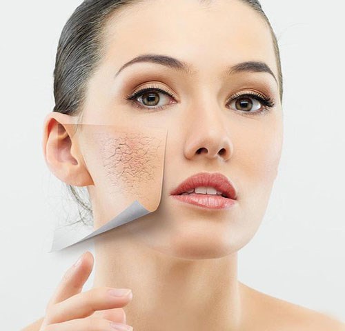 Một l&agrave;n da được cấp nước đầy đủ sẽ s&aacute;ng mịn, rạng rỡ hơn khi trang điểm