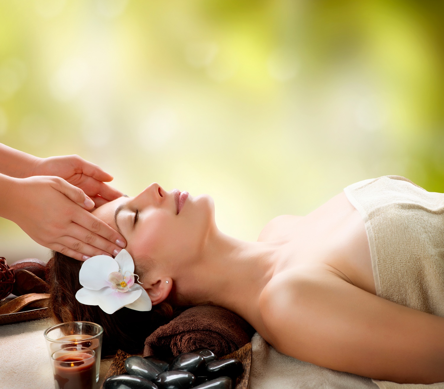 Massage với dầu gấc gi&uacute;p massage da, trị mụn