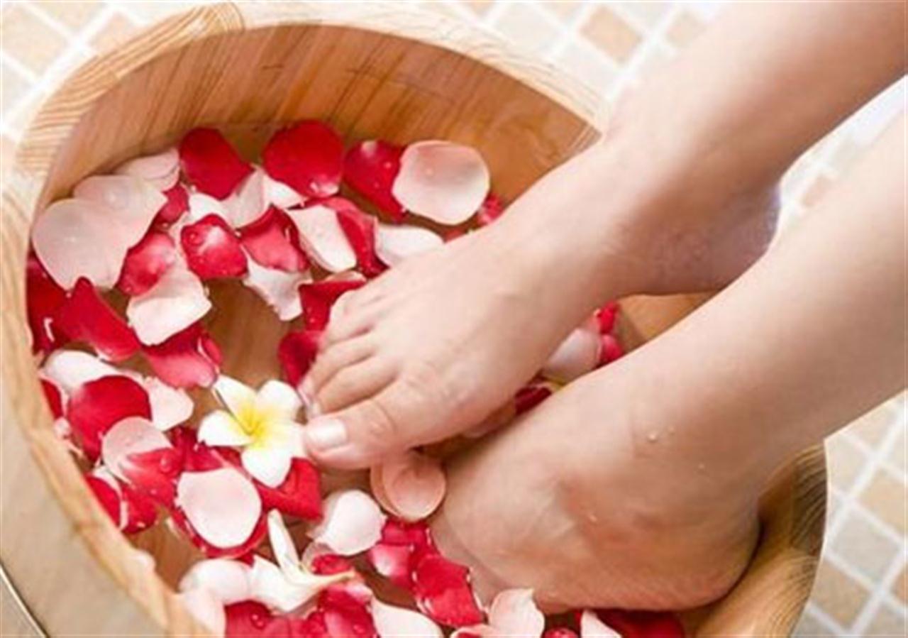Chất lượng gi&aacute;c ngủ sẽ được cải thiện bằng c&aacute;ch ng&acirc;m ch&acirc;n nước lạnh