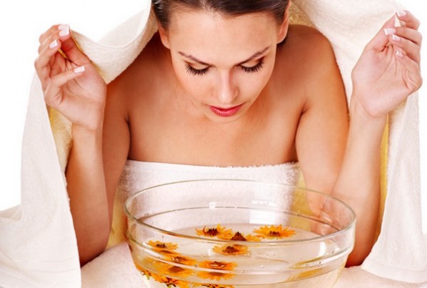 X&ocirc;ng mặt thường xuy&ecirc;n với thảo dược gi&uacute;p loại bỏ mụn trứng c&aacute;