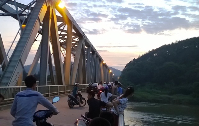 Nhảy cầu tự tử ở s&ocirc;ng H&agrave;m Rồng, thanh ni&ecirc;n bị cuốn tr&ocirc;i dưới d&ograve;ng nước siết