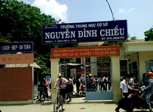 Nữ sinh bị đ&aacute;nh nhiều lần v&igrave; kh&ocirc;ng cho bạn ch&eacute;p b&agrave;i v&agrave; xử phạt nghi&ecirc;m vi phạm