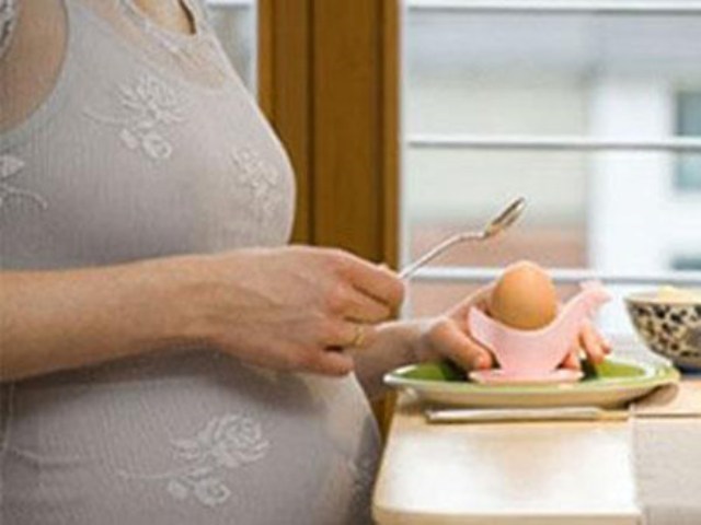 B&agrave; bầu hạn chế ăn rau răm, gừng k&egrave;m với trứng vịt lộn