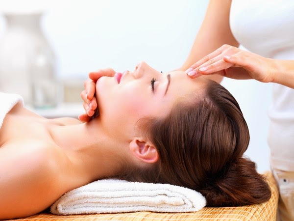 Dưỡng da hiệu quả bằng tinh dầu h&uacute;ng quế