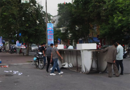 Tai nạn cổng ch&agrave;o cung Văn h&oacute;a Hữu nghị đổ sập khiến 2 người bị thương nặng