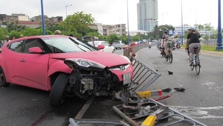 Tai nạn giao th&ocirc;ng do lạc tay l&aacute;i, t&agrave;i xế xe Huyndai hất tung dải ph&acirc;n c&aacute;ch