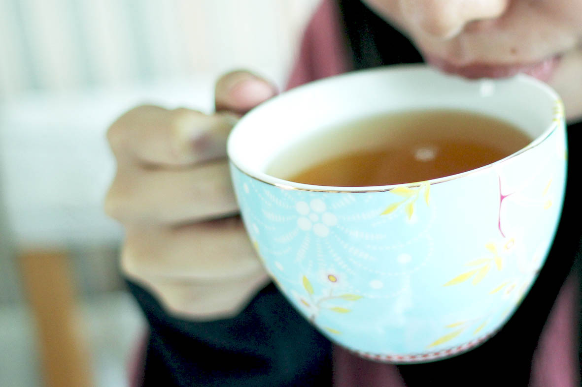 Tăng nguy cơ đau dạ d&agrave;y v&igrave; uống tr&agrave; ngay sau khi ăn