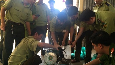 Thực phẩm bẩn vừa bị ph&aacute;t hiện tr&ecirc;n chuyến xe kh&aacute;ch từ Đ&agrave; Nẵng - H&agrave; Nội