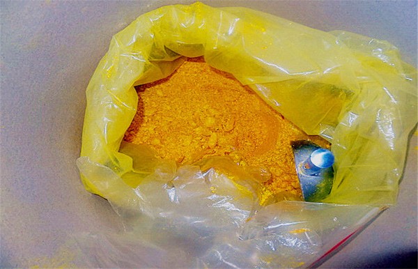 Loại thuốc giảm c&acirc;n n&agrave;y dạng bột, m&agrave;u sắc kh&aacute; giống với bột nghệ
