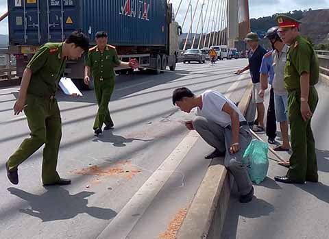 Tin tức tai nạn giao th&ocirc;ng 15/6, tại hiện trường tai nạn xe tải v&agrave; xe m&aacute;y