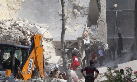 Cảnh tượng hoang t&agrave;n b&ecirc;n trong Aleppo sau trận kh&ocirc;ng k&iacute;ch của ch&iacute;nh phủ, theo tình hình chi&ecirc;́n sự Syria mới c&acirc;̣p nh&acirc;̣t 