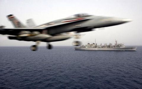 Máy bay Mỹ cất c&aacute;nh từ t&agrave;u s&acirc;n bay USS Harry Truman ở Địa Trung Hải để kh&ocirc;ng k&iacute;ch IS