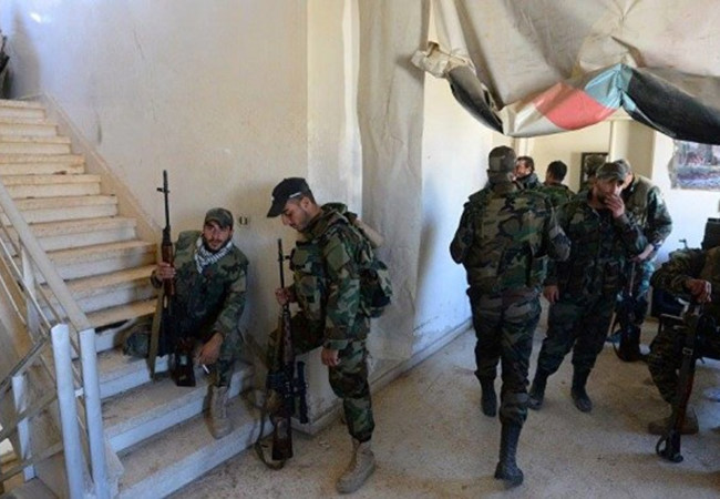 C&aacute;c binh sĩ qu&acirc;n đội Syria tr&ecirc;n chiến trường Aleppo, theo t&igrave;nh h&igrave;nh chiến sự Syria mới cập nhật