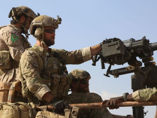 H&igrave;nh ảnh l&iacute;nh Mỹ đeo ph&ugrave; hiệu YPG gần tiền tuyến ở ph&iacute;a Bắc Raqqa