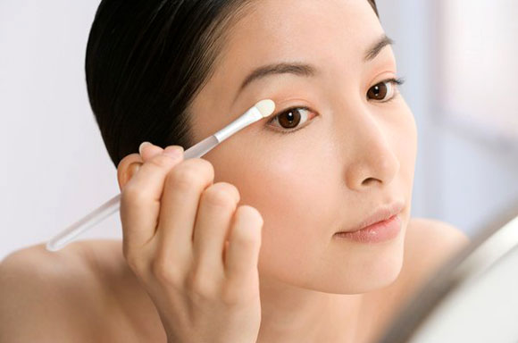 Khi trang điểm ban ng&agrave;y, mắt l&agrave; nơi cần lưu &yacute; nhiều nhất, từ ch&igrave; kẻ, mi giả tới mascara