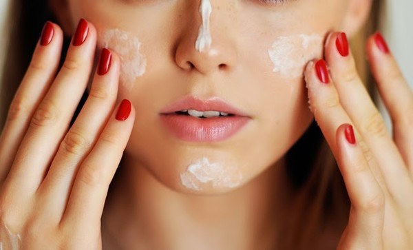 Để lớp trang điểm đẹp v&agrave; l&acirc;u tr&ocirc;i giữa ng&agrave;y h&egrave; oi ả, b&iacute; quyết l&agrave; lu&ocirc;n c&oacute; lớp dưỡng ẩm nhẹ  