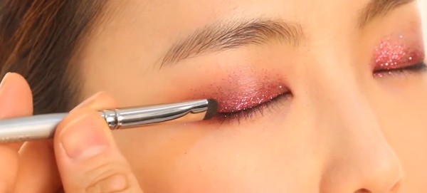 Mắt nhũ đi k&egrave;m với mi giả tạo n&ecirc;n phong c&aacute;ch trang điểm độc đ&aacute;o cho c&aacute;c c&ocirc; g&aacute;i Nhật 