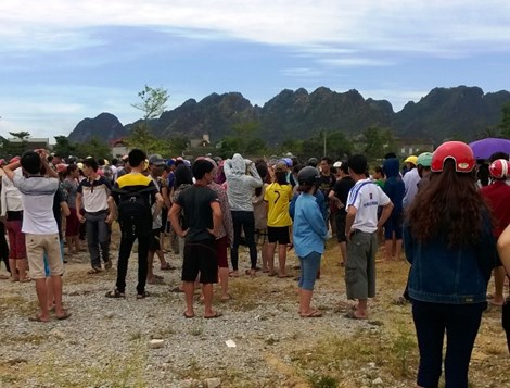 Tự s&aacute;t bằng c&aacute;ch nổ m&igrave;n, 2 vợ chồng &ocirc;m nhau chết thảm