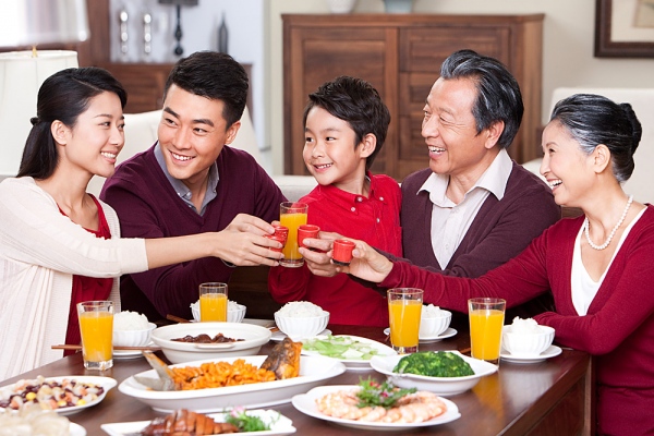 Bữa cơm gia đ&igrave;nh rất quan trong trong khi khắc phục chứng ch&aacute;n ăn của bệnh nh&acirc;n