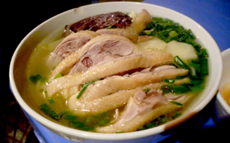 Phở g&agrave; hoạt động như chất chống vi&ecirc;m gi&uacute;p chống vi&ecirc;m họng