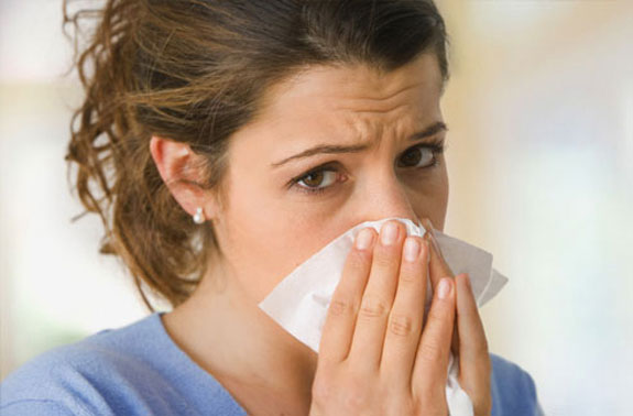 Vi&ecirc;m mũi dị ứng khi thay đổi thời tiết khiến bệnh nh&acirc;n rất kh&oacute; chịu