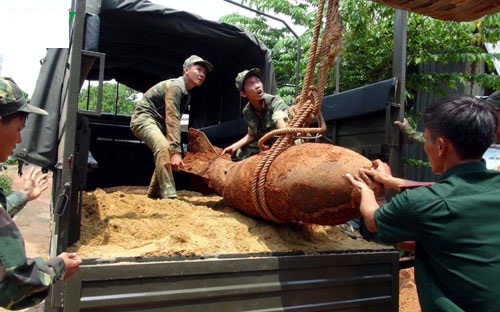 Vũ kh&iacute; thời chiến, quả bom 300kg đ&atilde; được di dời th&agrave;nh c&ocirc;ng
