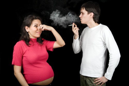 Thuốc l&aacute; l&agrave;m tăng nguy cơ sảy thai v&agrave; mang thai ngo&agrave;i tử cung