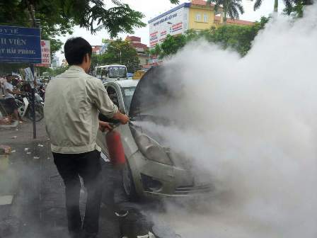 Xe tự bốc ch&aacute;y, thi&ecirc;u rụi phần đầu