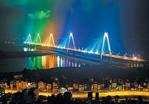 Thiết kế của cầu mang ý nghĩa rất lớn, với 5 trụ tháp tượng trưng cho 5 cửa ô của Hà Nội