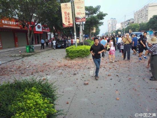 Gạch vụn rơi xuống đường sau vụ nổ vào sáng nay.