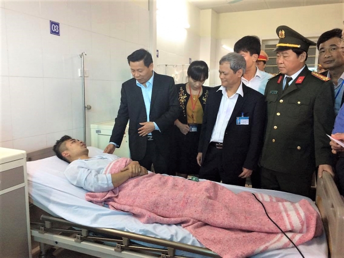 L&atilde;nh đạo tỉnh Bắc Ninh tới thăm hỏi, động vi&ecirc;n nạn nh&acirc;n xe kh&aacute;ch Ka Long. Ảnh: b&aacute;o Giao th&ocirc;ng 
