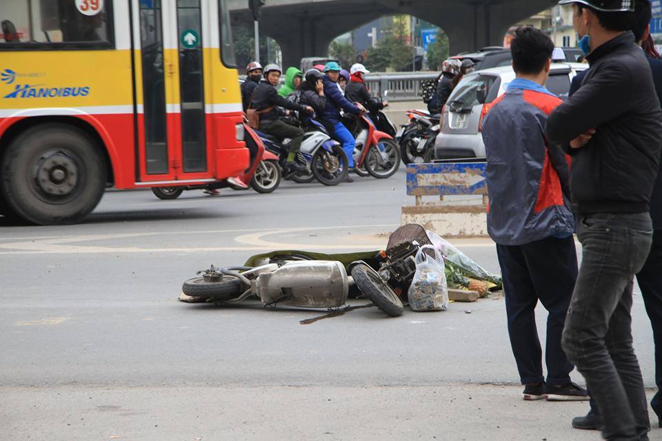Vụ tai nạn xe bồn đ&acirc;m xe đạp điện khiến giao th&ocirc;ng qua đoạn đường n&agrave;y &ugrave;n tắc cục bộ.