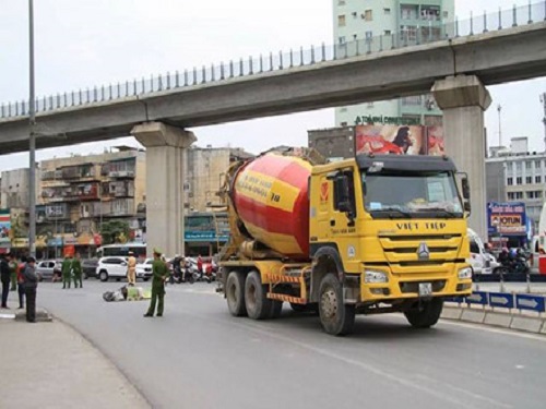Tai nạn giao th&ocirc;ng nghi&ecirc;m trọng ng&agrave;y 24/2: Nữ sinh lớp 12 tử vong dưới b&aacute;nh xe bồn