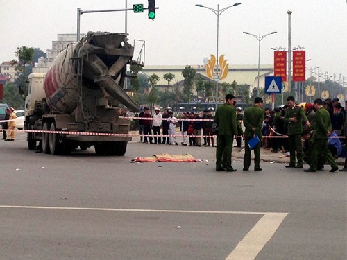 Tai nạn giao th&ocirc;ng ng&agrave;y 26/2: Hai chị em bị xe bồn cuốn v&agrave;o gầm, tử vong tại chỗ