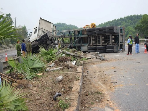 Tai nạn giao th&ocirc;ng ng&agrave;y 26/2: Hai chị em bị xe bồn cuốn v&agrave;o gầm, tử vong tại chỗ
