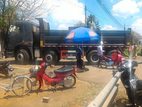 Tai nạn giao th&ocirc;ng ng&agrave;y 27/2: Va chạm xe ben, mẹ tử vong tại chỗ, con nguy kịch