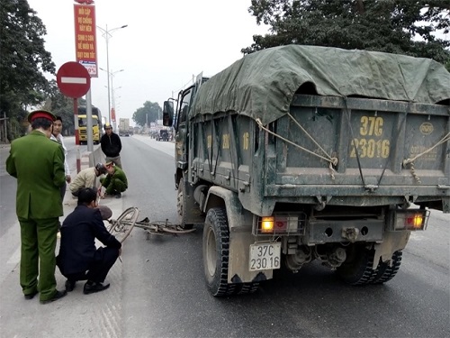 Tai nạn giao th&ocirc;ng ng&agrave;y 28/2: Cụ &ocirc;ng 85 tuổi bị xe tải đ&acirc;m văng, tử vong